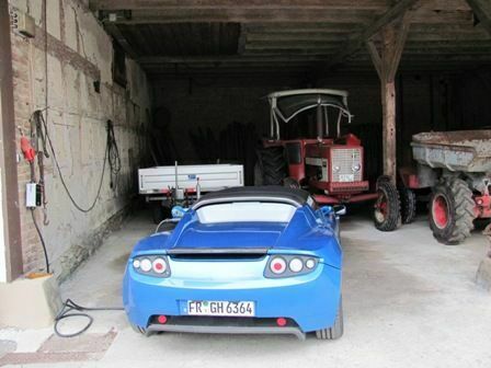 Tesla Roadster lädt in Scheune