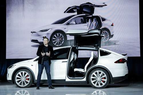 Tesla-Chef Elon Musk präsentiert das zweite von Tesla selbst entwickelte Modell