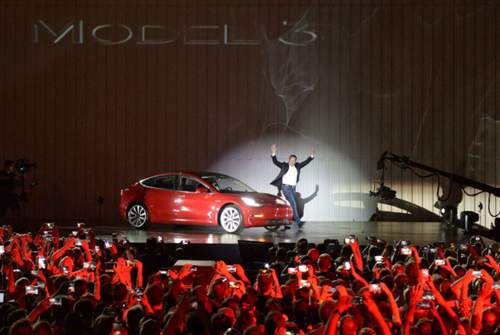 Im Juli 2017 ließ Elon Musk sich bei der Auslieferung des ersten Model 3 noch feiern