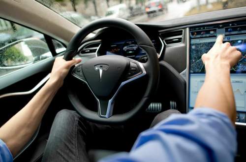 Tesla hatte stets darauf hingewiesen, dass der Fahrer trotz "Autopilot" in der Verantwortung bleibt, zugleich aber die Selbstfahr-Fähigkeiten des Systems gepriesen