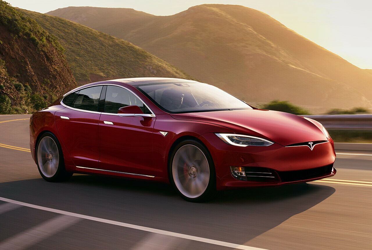 Tesla rollt seit Ende September das Update 8.0 aus, das unter anderem die Autopilot-Funktion der Autos deutlich idiotensicherer macht