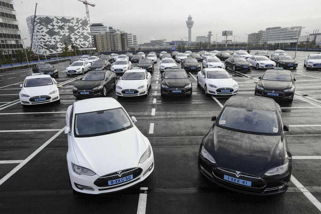 In Amsterdam fährt das Model S als Flughafen-Taxi