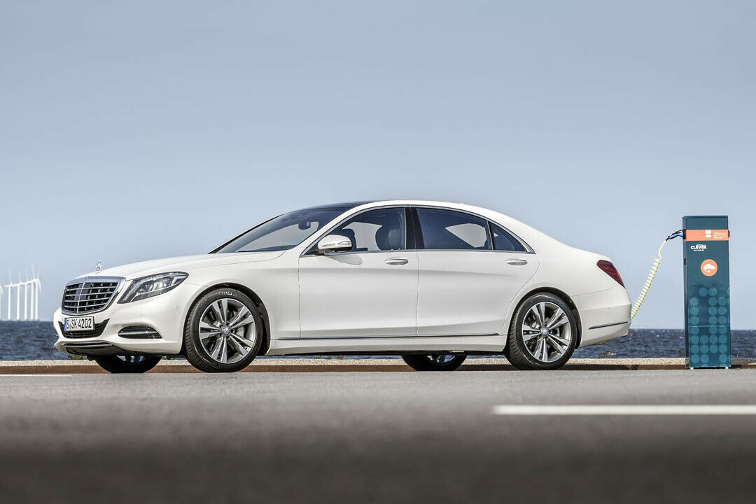 Rein elektrisch gibt es die S-Klasse nicht, aber als Plug-in-Hybrid-Modell