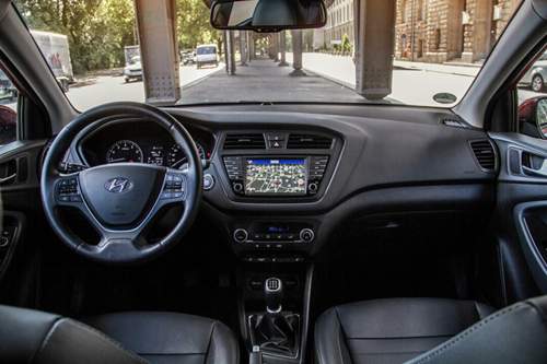 Hyundai i20: Cockpit. Bei Haptik, Verarbeitung und Ergonomie machten die Koreaner zuletzt mit jedem neuen Modell große Fortschritte