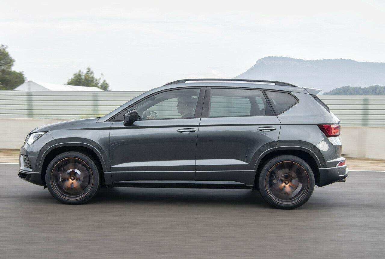 Der Sport-Ateca liegt einen Zentimeter tiefer und bekommt ein adaptives Fahrwerk serienmäßig. Die Modi: Straff bis sehr straff