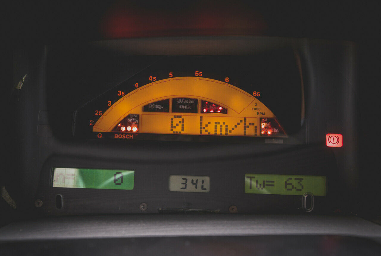 Das digitale Kombiinstrument stammt von Bosch. Witzig: Drehzahlmesser mit einer Skala ab 2.000 Touren