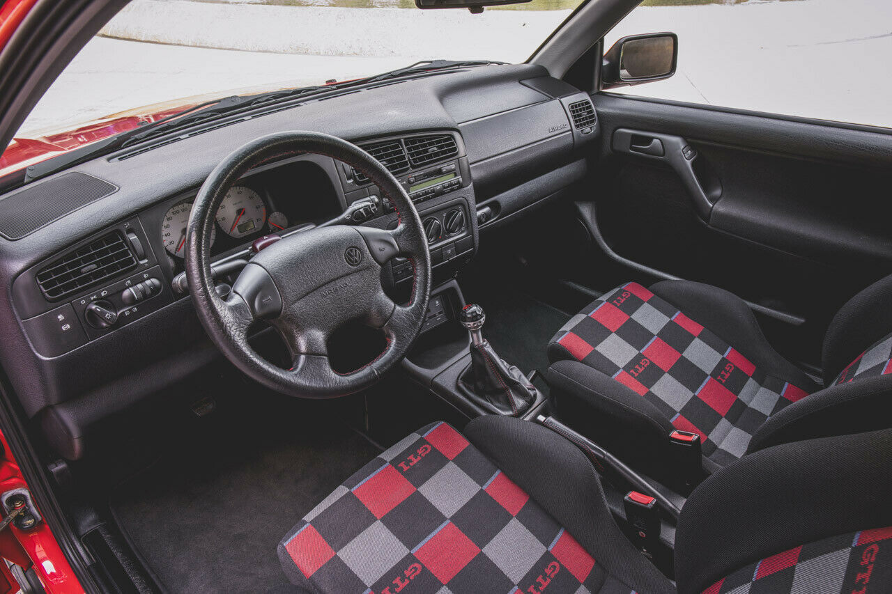Für den Vergleich: Das Cockpit eines serienmäßigen Golf 3 GTI