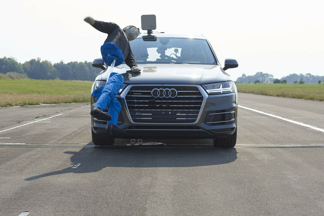 Der Audi Q7 trifft den Fußgänger, doch der Notbremsassistent konnte die Aufprallgeschwindigkeit senken