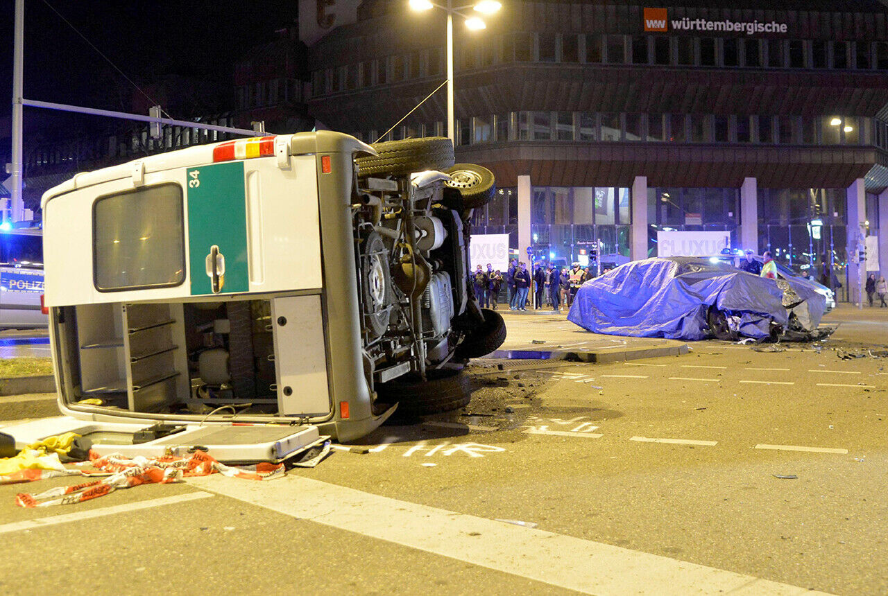 Der Polizeibus wurde vom Testwagen so heftig touchiert, dass er umkippte
