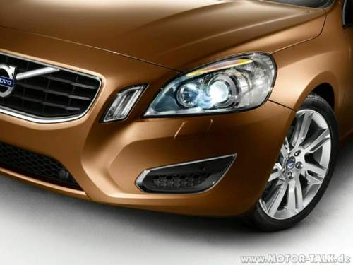 2011-volvo-s60-front-light-view