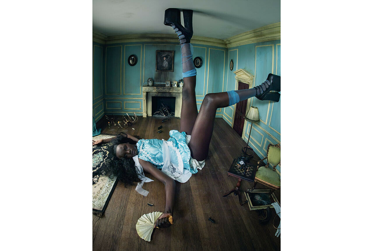 Das Model Duckie Thot gibt beim Tim Walkers Umsetzung für den Pirelly Kalender die Alice