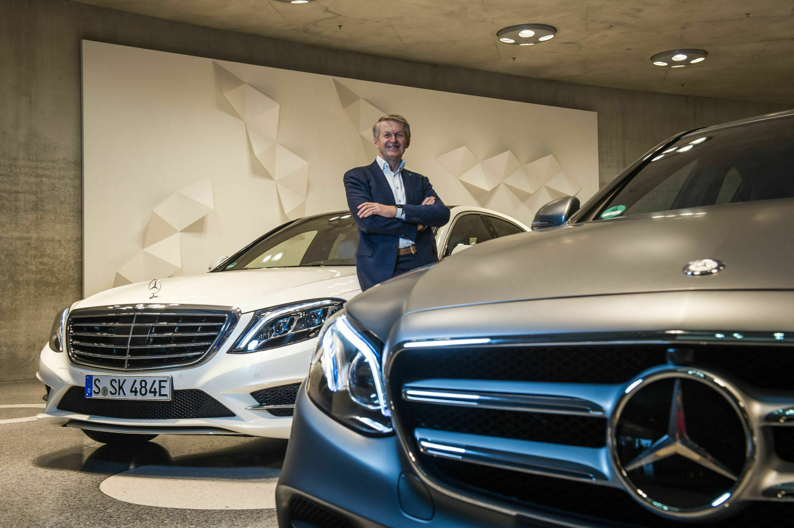 Daimler-Entwicklungschef Thomas Weber will antriebstechnisch mehrgleisig fahren
