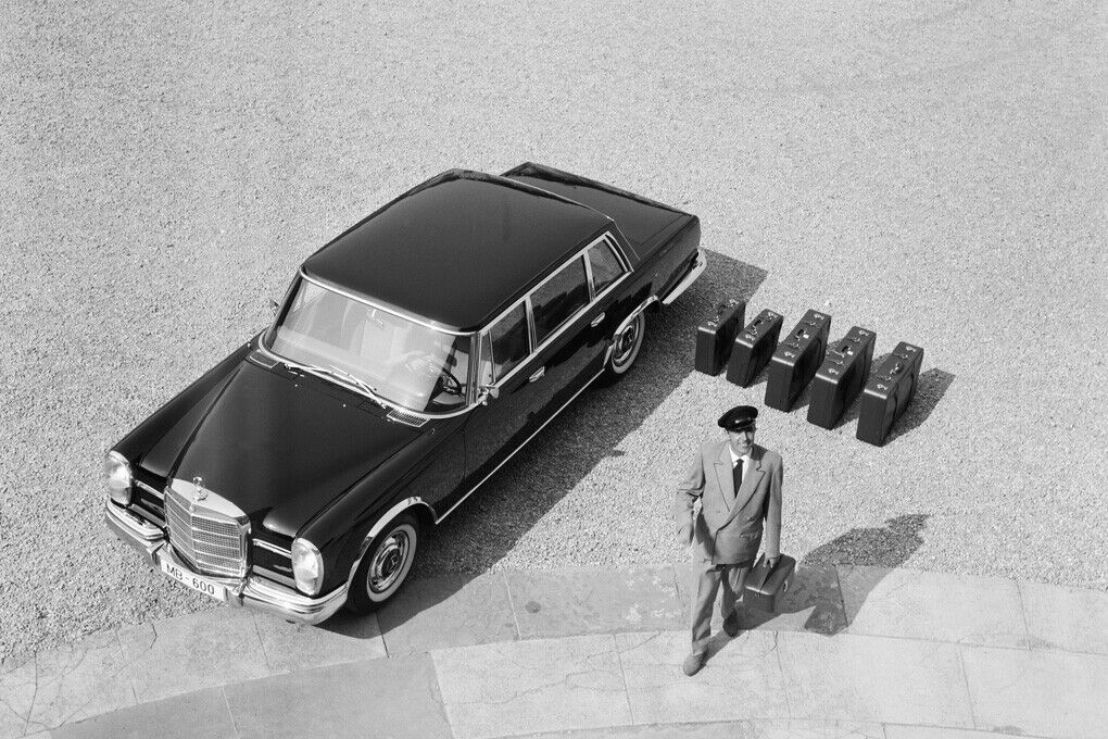 Mercedes-Benz Model 600 (W 100, 1964 bis 1981) mit Chauffeur und optionalem Kofferset