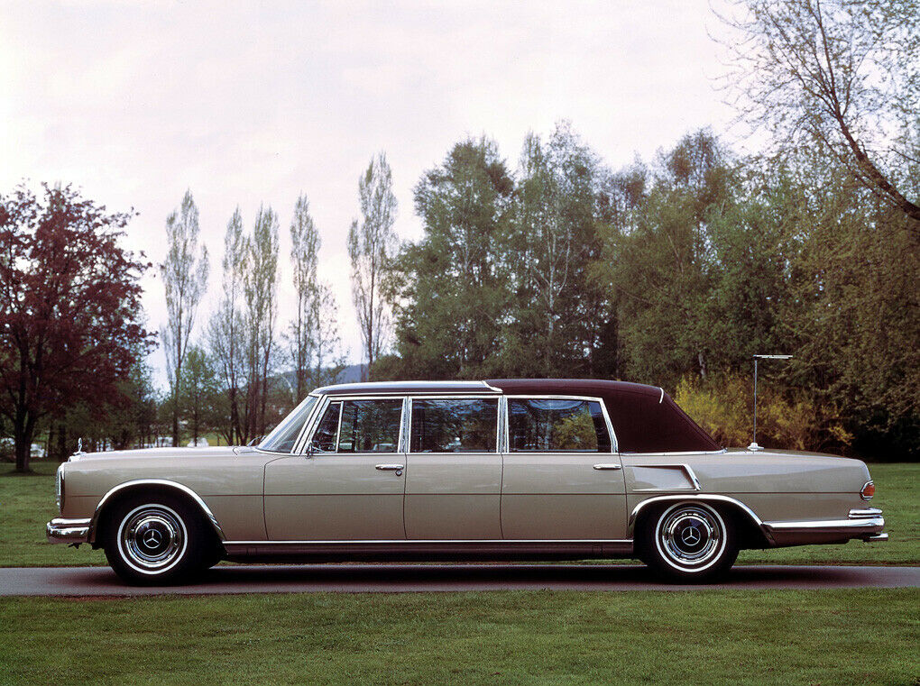 Rares Stück: Zwischen 1965 und 1981 entstehen lediglich 59 Landaulets vom Typ Mercedes-Benz 600 (Baureihe W 100). Hier die Pullman-Ausführung. Die Antenne weist auf den eingebauten Fernseher hin, der als Sonderausstattung erhältlich war
