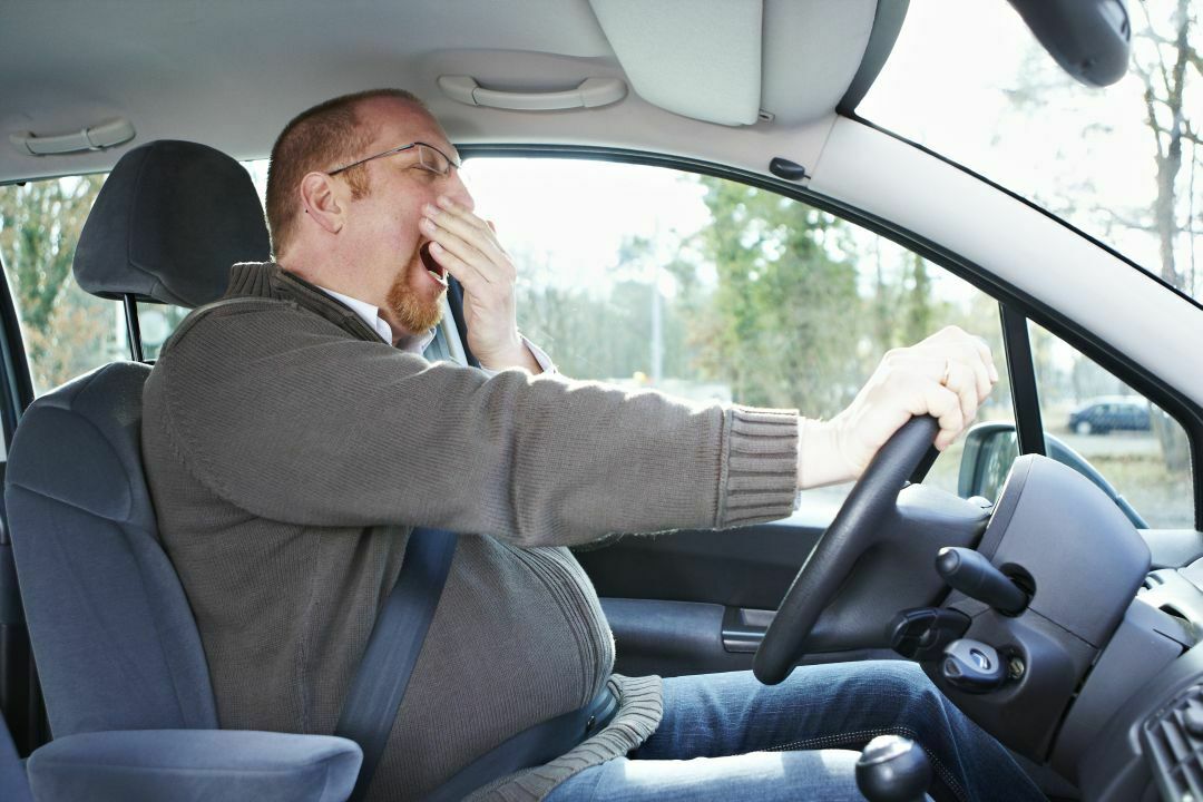 Wer während der Autofahrt gähnt, sollte eine Pause einlegen und schlafen. Allerdings nicht an der roten Ampel