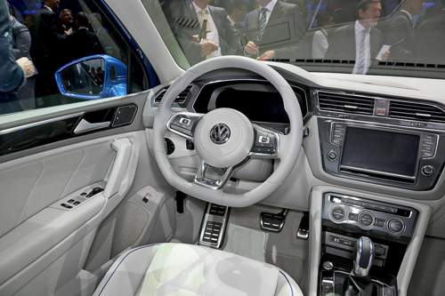 Vw-tiguan-gte-auf-der-iaa-2015-cockpit-nicht-aus-dem-golf-sportsvan-damals-golf-plus-sondern-erinnert-an-den-familienvan-touran