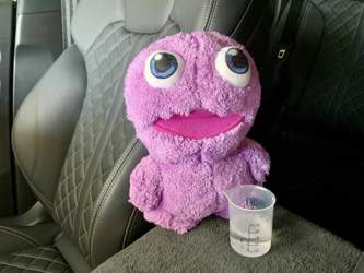 Purple Monster mit seinem Lieblingsdrink