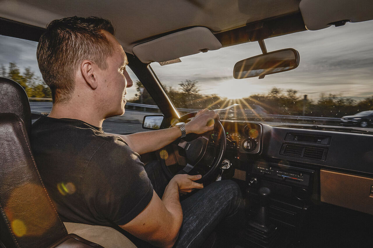 Nur lenken, nicht driften: Die Sitzposition passt für ein Auto von 1984 erstaunlich gut