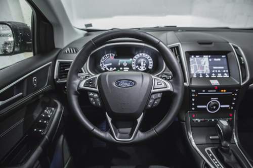Die Mittelkonsole des Ford Edge wirkt wie eine Stereoanlage aus den frühen Nuller-Jahren. Die Tasten-Batterien am Lenkrad wie die Fernbedienung dazu
