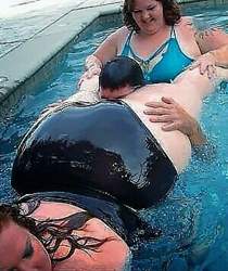 Humor-dicke-frau-in-badeanzug-schwimmt