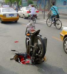 Motorrad-landet-in-gullideckel-lustig