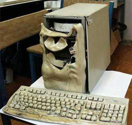 Geschmolzender-computer-am-arbeitsplatz-lustig