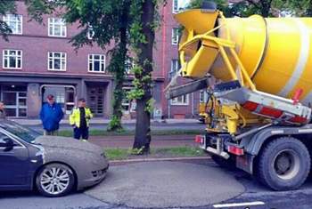 Witziger-zementmischer-unfall-auto-voller-beton