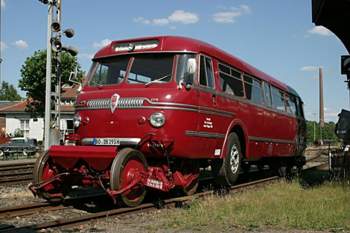 Schi-stra-bus-auf-schienen-071e5f9f-7e09-4f43-9e3b-590b3ac2977f
