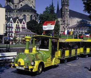 Durch-die-koelner-altstadt-mit-der-bimmelbahn-495864-large