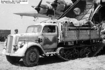 Bundesarchiv-bild-101i-559-1085-07-italien-flugzeug-me-323-gigant-opel-maultier