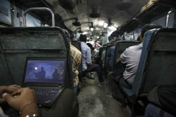 Bahnreise-zugreise-bahn-zug-indien-bahnhof-mumbai-zuege-waggons-abteil-bilderblog