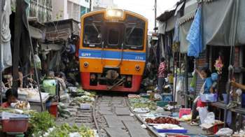 Rom-hoop-market-or-folding-umbrella-market-where-vendors-and-shop-3