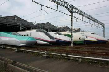 Jr-east-shinkansen-lineup-at-niigata-depot-200910