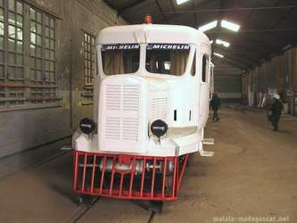 Micheline-madarail-eisenbahntriebwagen-schienenbus-zug-gummireifen-frontansicht-soarano-bahnhof-lackierhalle-madagaskar