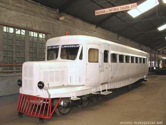 Micheline-madarail-eisenbahntriebwagen-schienenbus-zug-gummireifen-seitenansicht-soarano-bahnhof-lackierhalle-madagaskar