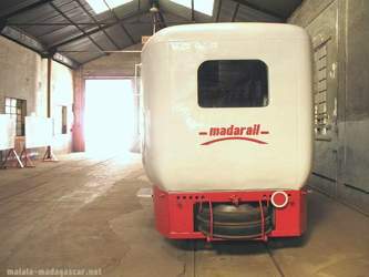 Micheline-madarail-eisenbahntriebwagen-schienenbus-zug-gummireifen-heckansicht-soarano-bahnhof-lackierhalle-madagaskar
