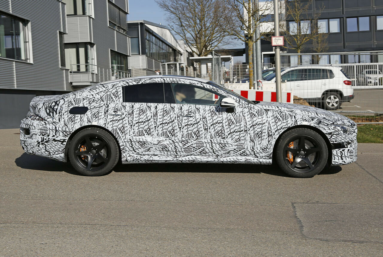 Die viertürige Variante des AMG GT wurde bereits als Erlkönig gesichtet. Das Versuchsfahrzeug ähnelt der Studie AMG GT Concept