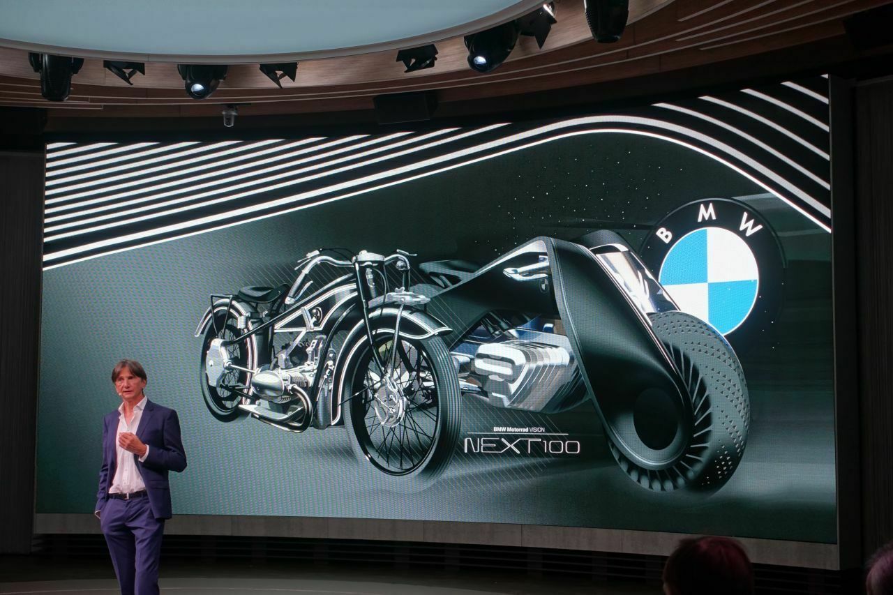 Die Form, so sagt Edgar Heinrich, Designchef BMW Motorrad, orientiert sich am Vorbild der ersten BMW, der Typ R 32