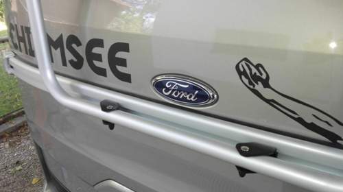 Querstrebe unter Ford Emblem