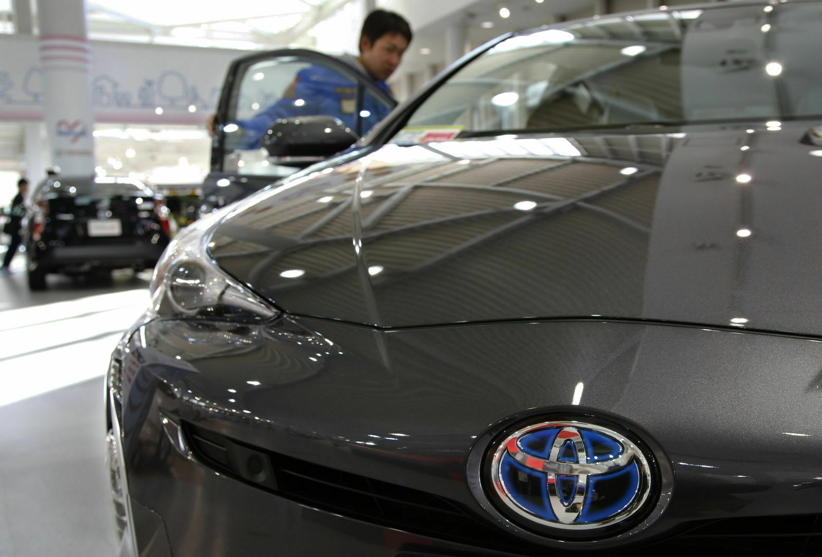 Eine neuer Prius im Toyota-Showroom. Der japanische Hersteller bleibt der größte der Welt