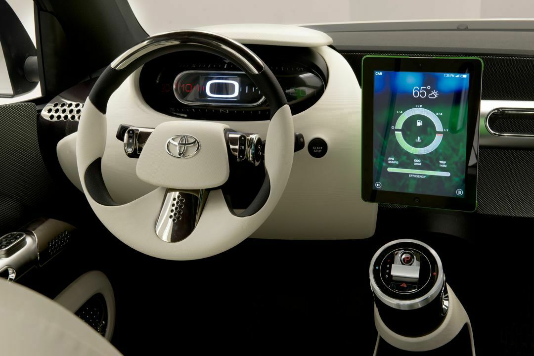 Lenkrad und Wahlschalter für die Automatik sind futuristisch gestaltet. Das Infotainment wird über ein Tablet gesteuert