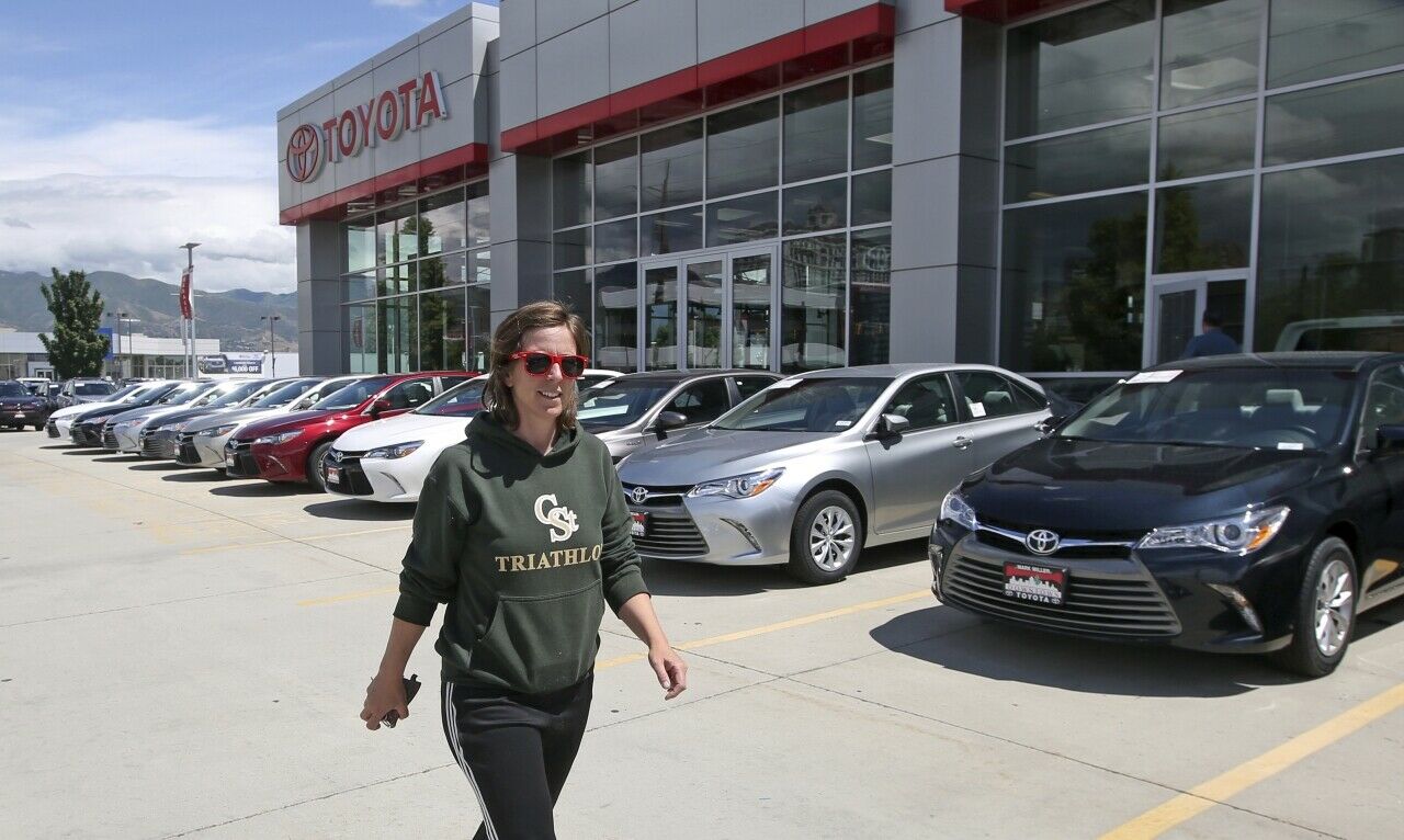 Eine Kundin besucht ein Autohaus in Salt Lake City: In den USA verkauft Toyota mehr Autos als Ford