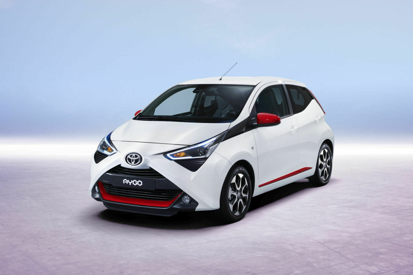 Die Scheinwerfer des Aygo sind neu, die Front trägt jetzt mehr Lack in Wagenfarbe