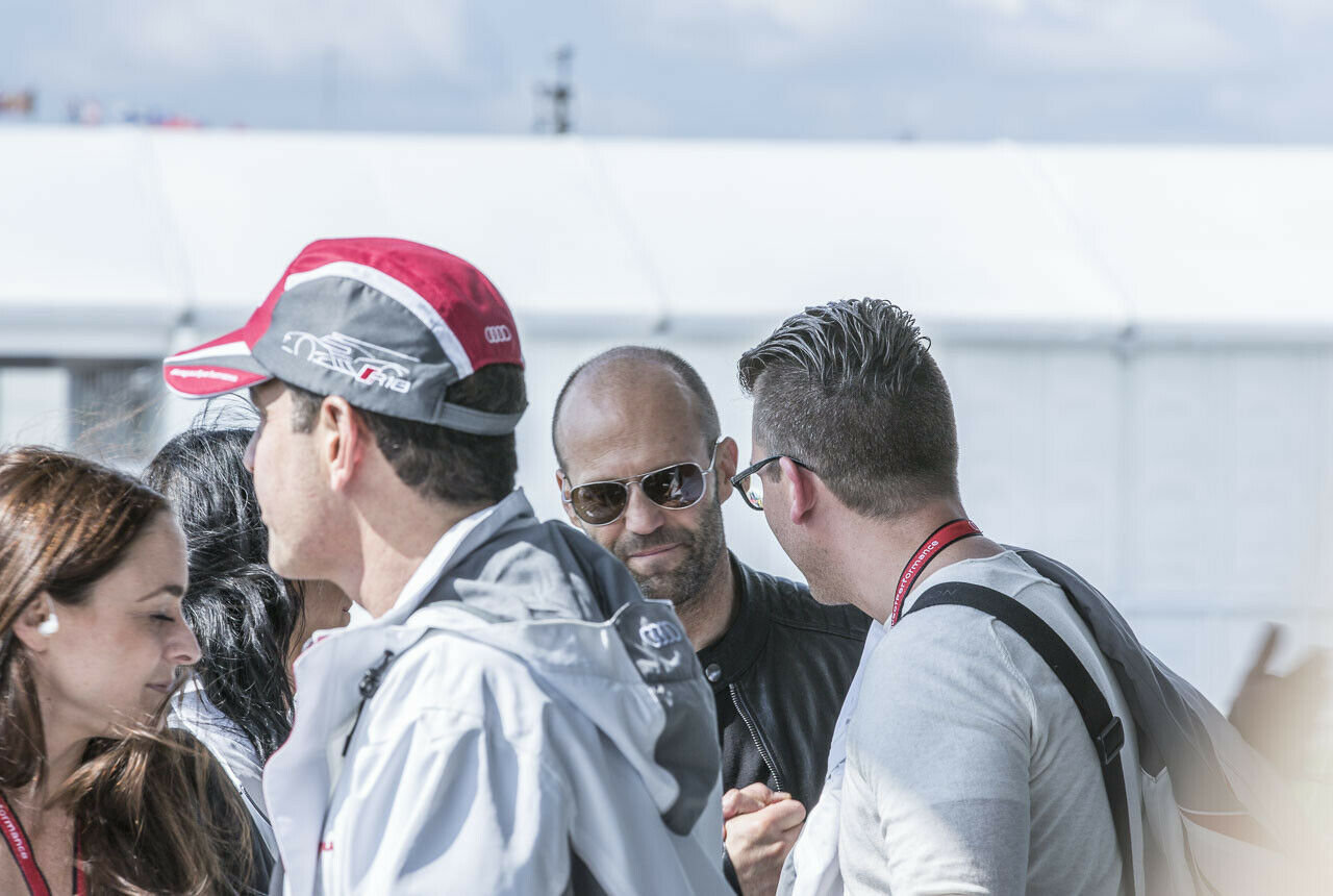 Jason Statham ist auch da - im VIP-Bereich der Audi-Hospitality lässt er sich die Sonne auf die berühmte Transporter-Glatze scheinen