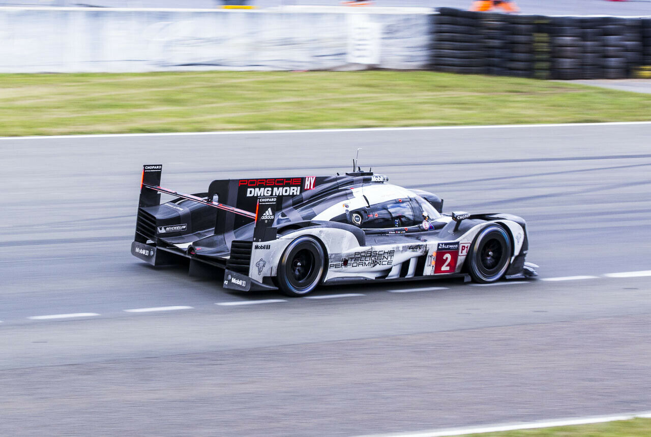 ...wechselt die Spitzenposition je nach Boxenstopp regelmäßig mit dem Porsche mit der #2.