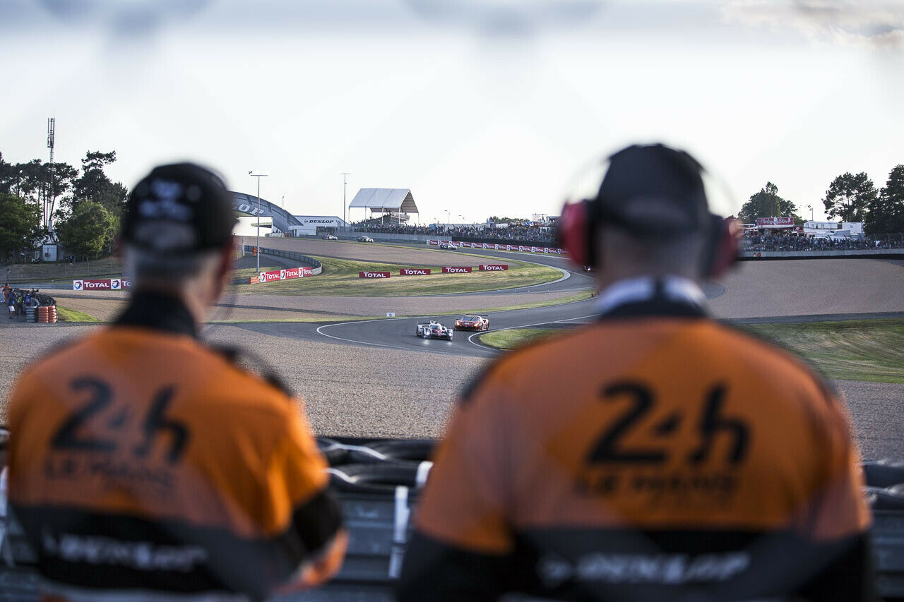 Alles im Griff: Wie am Nürburgring geht ohne Streckenposten nichts