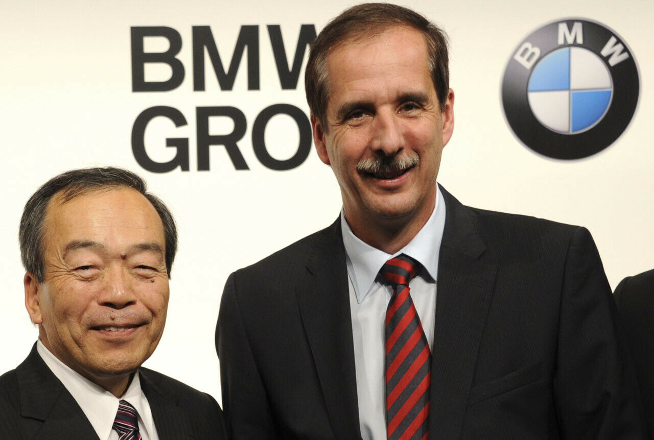 Toyota will durch Kooperationen technisch besser werden: Takeshi Uchiyamada (l.) mit dem damaligen BMW-Vorstand Klaus Draeger auf der Tokio Motor Show 2011