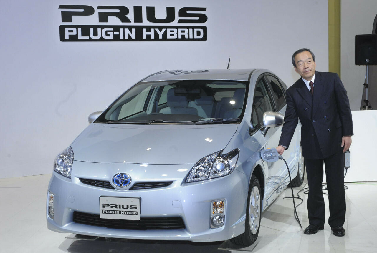 Ein Elektroauto muss kein rein batterieelektrisches Auto sein: Takeshi Uchiyamada bei der Präsentation des Prius Plug-in 2009
