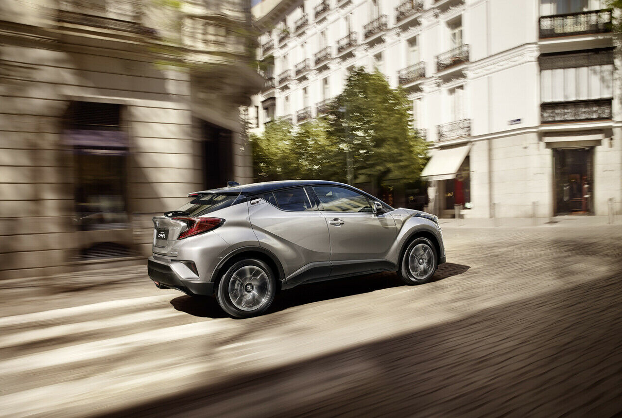 Der Toyota C-HR wirkt etwas gedrungen wie der Nissan Juke, fällt aber größenbedingt eher in die Qashqai-Klasse