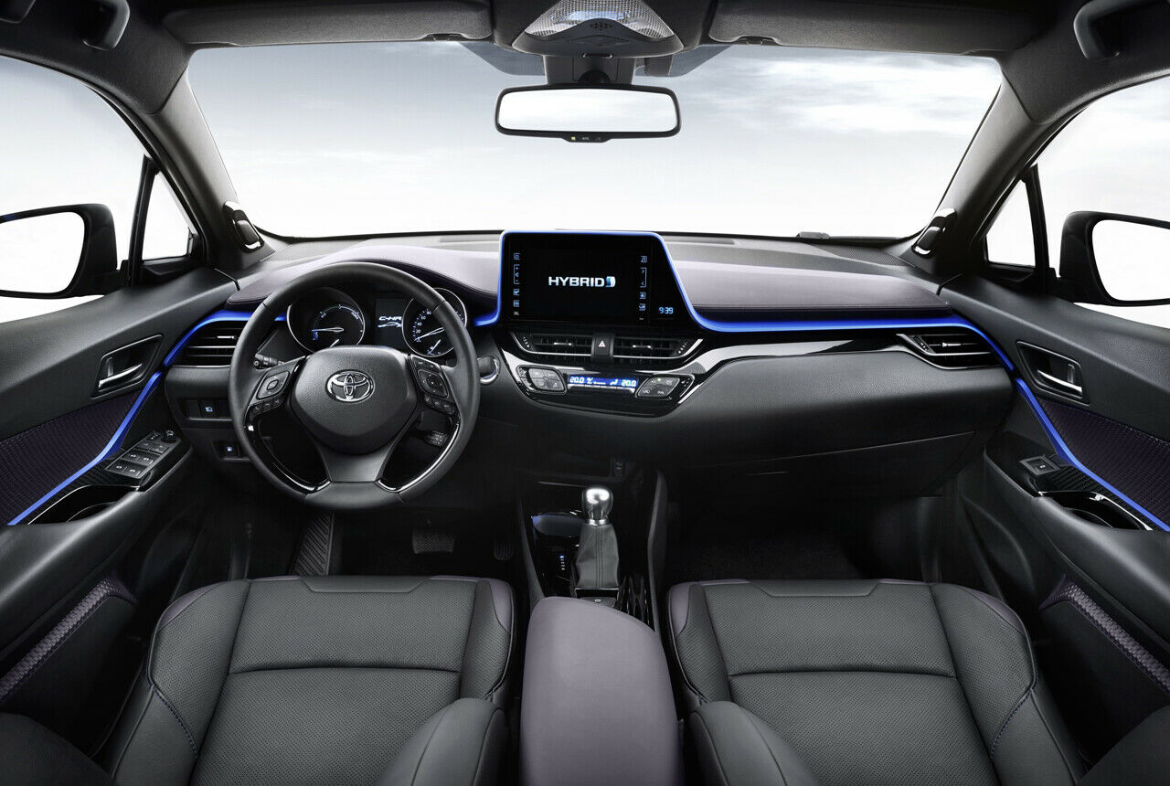 Weg vom drögen Einheitsbrei: Das C-HR Cockpit wirkt futuristisch und hochwertig